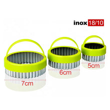 Load image into Gallery viewer, Ibili Set of 3 Wavy Cookie Cutters with Top Handle 5-7cm, dimensions.