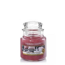 Load image into Gallery viewer, Yankee Candle Glass Jar Candle - Home Sweet Home