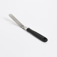 Load image into Gallery viewer, OXO Good Grips Cupcake Icing Knife - 22cm, angled view.
