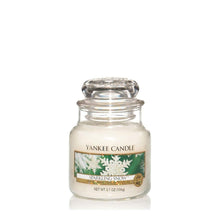 Load image into Gallery viewer, Yankee Candle Glass Jar Candle - Sparkling Snow
