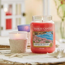 Load image into Gallery viewer, Yankee Candle Glass Jar Candle - Garden by the Sea
