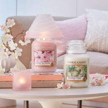 Load image into Gallery viewer, Yankee Candle Glass Jar Candle - Linden Tree
